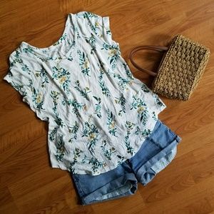 delicate floral lucky brand tee!! 🌹